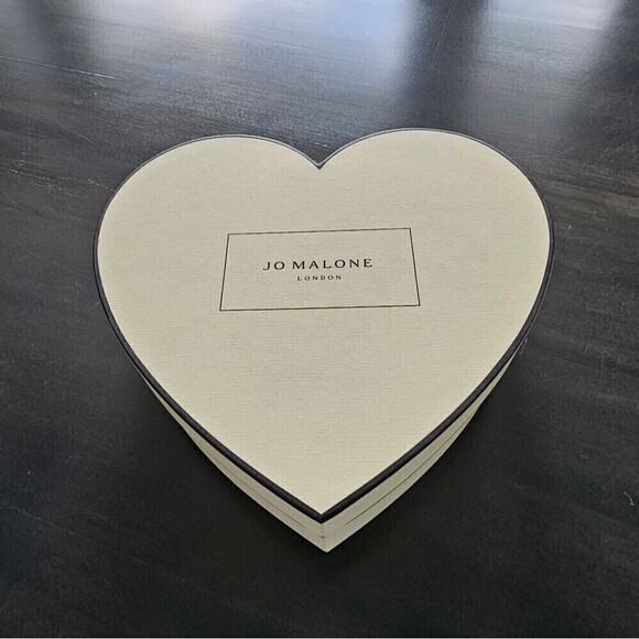 Jo Malone Heart Shaped Gift Box - Picture 2 of 8